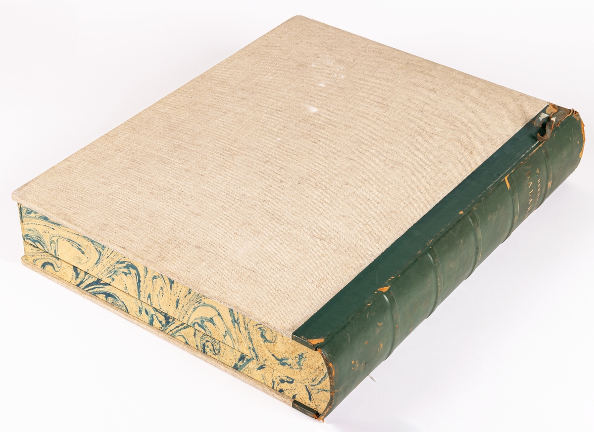 Kulturhistoriskt bildverk, "Dalarna", med 100 originalträsnitt av Waldemar Bernhard. Träsnitten har passepartout och ligger samlade i en hård ytterkartong i form av en bok, med läderrygg, utsida klädd med linnetyg samt ådringsmålning.