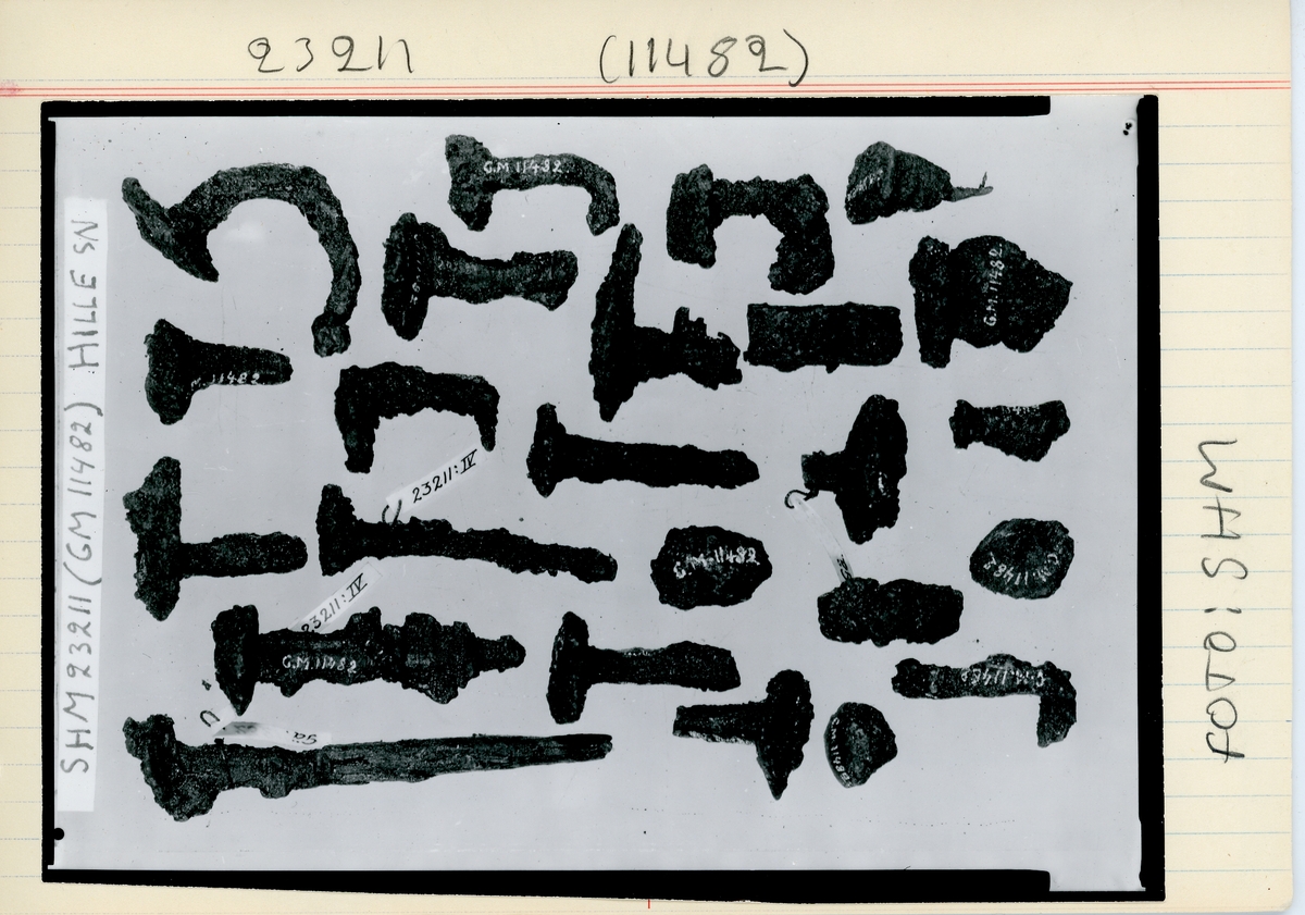 Arkeologiskt fynd från järnåldern bestående föremål från en kittelgrav, en skelettgrav och en brandgrav.