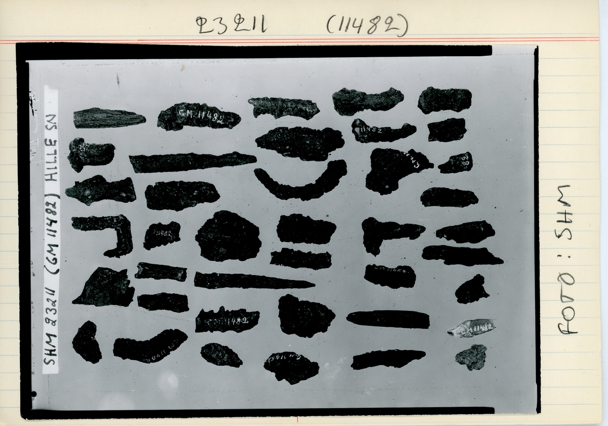 Arkeologiskt fynd från järnåldern bestående föremål från en kittelgrav, en skelettgrav och en brandgrav.