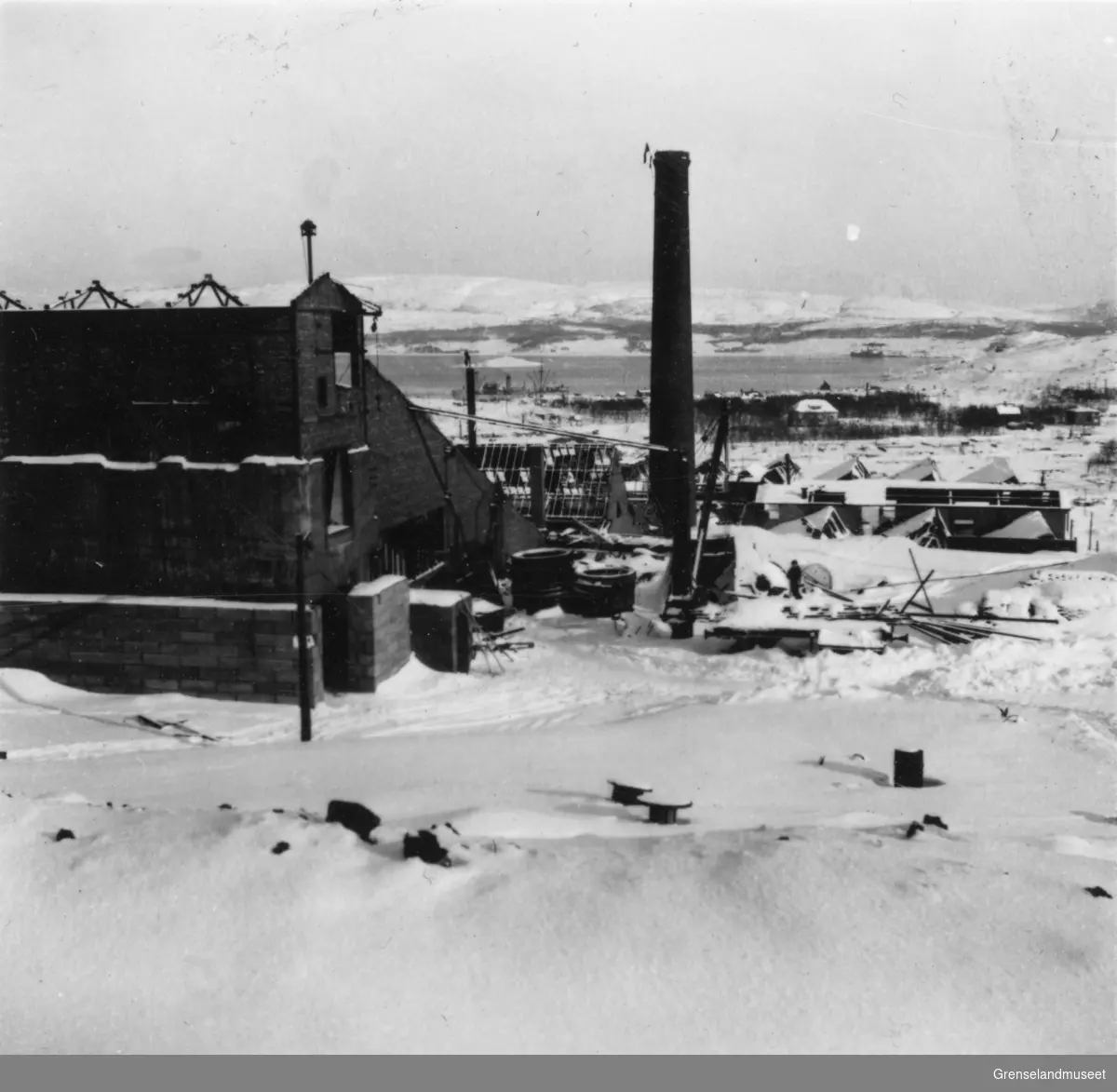 Utsikt fra kote 60 over kulekvernslommer og brikettverk, Kirkenes vinteren 1944/45.