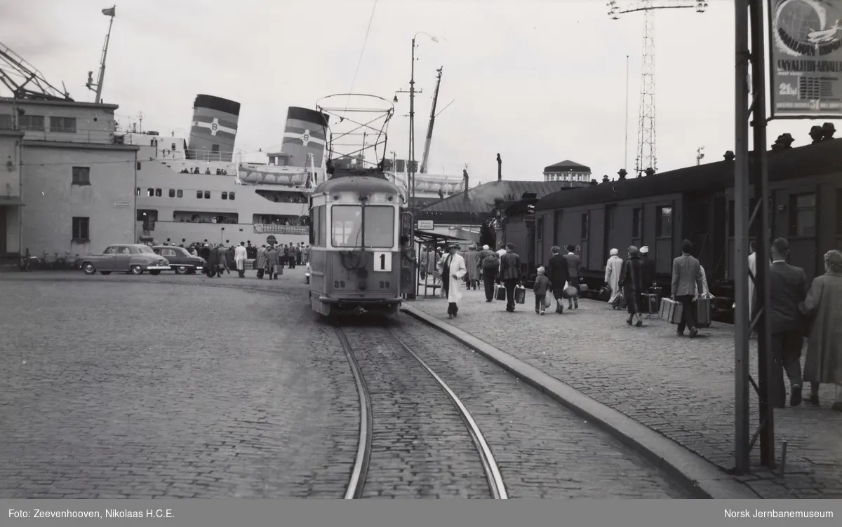 Tog fra Helsingfors på havnen i Åbo (Turku). I bakgrunnen passasjerskipet Bore III som gikk i rute til Stockholm