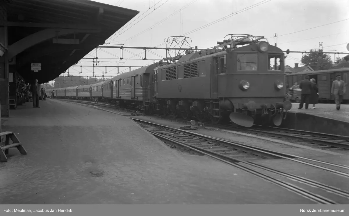 Statens Järnvägars elektriske lokomotiv type F med persontog Malmö-Stockhom på Hässleholm stasjon