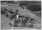 Flygfoto över Karbennings kyrka i Åsby, Norberg