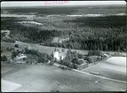 Flygfoto över Karbennings kyrka och prästgården i Åsby, Norberg