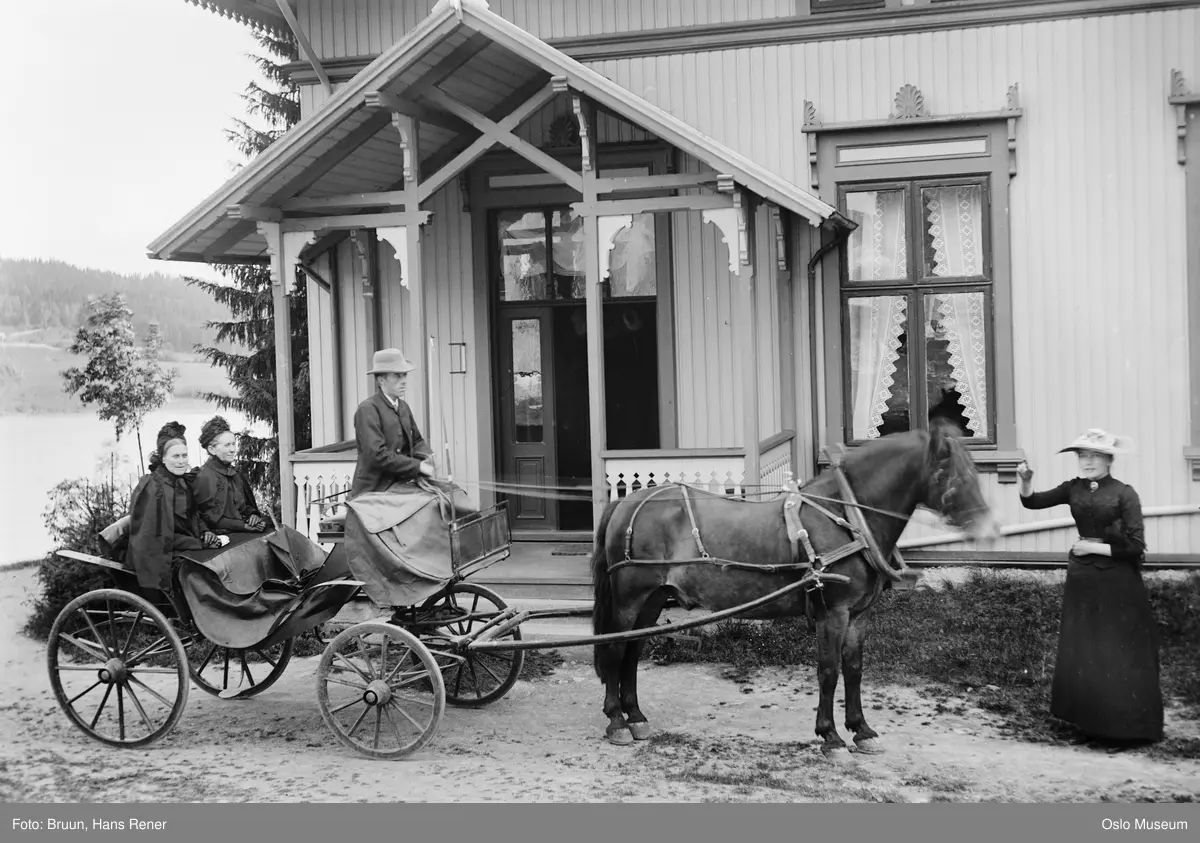 villa Roenland, inngangsparti, hestekjøretøy, kvinner, mann