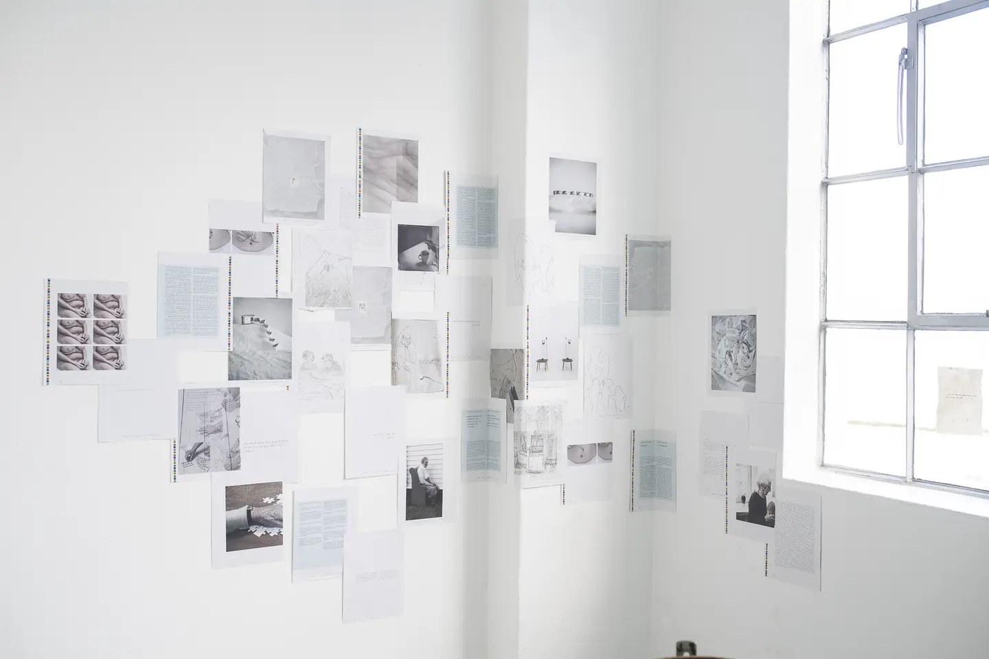 kunstverk på papir i lyst rom