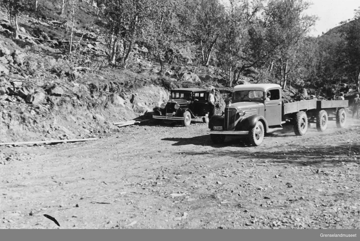 Burfjord august 1937, en lastebil med henger er fylt med steinmasse og en bil står i veikanten.