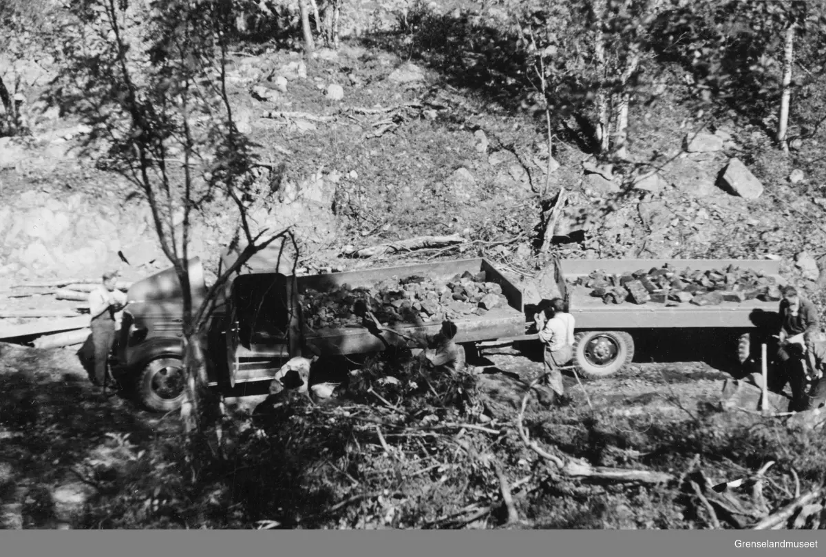 En lastebil med henger fylles med steinmasse, Burfjord august 1937.