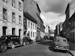 Gate bilde fra Karl XIIs gate 9, biler med skilt: A-8703, A-