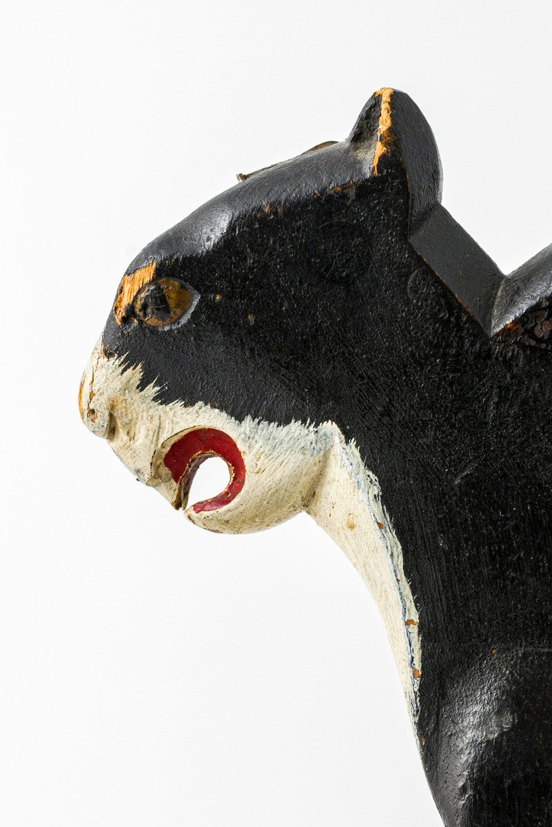 Bemalt lekekatt i tre. Har tilhørt Erik Jönsson, sønn av Sara Fabricius.