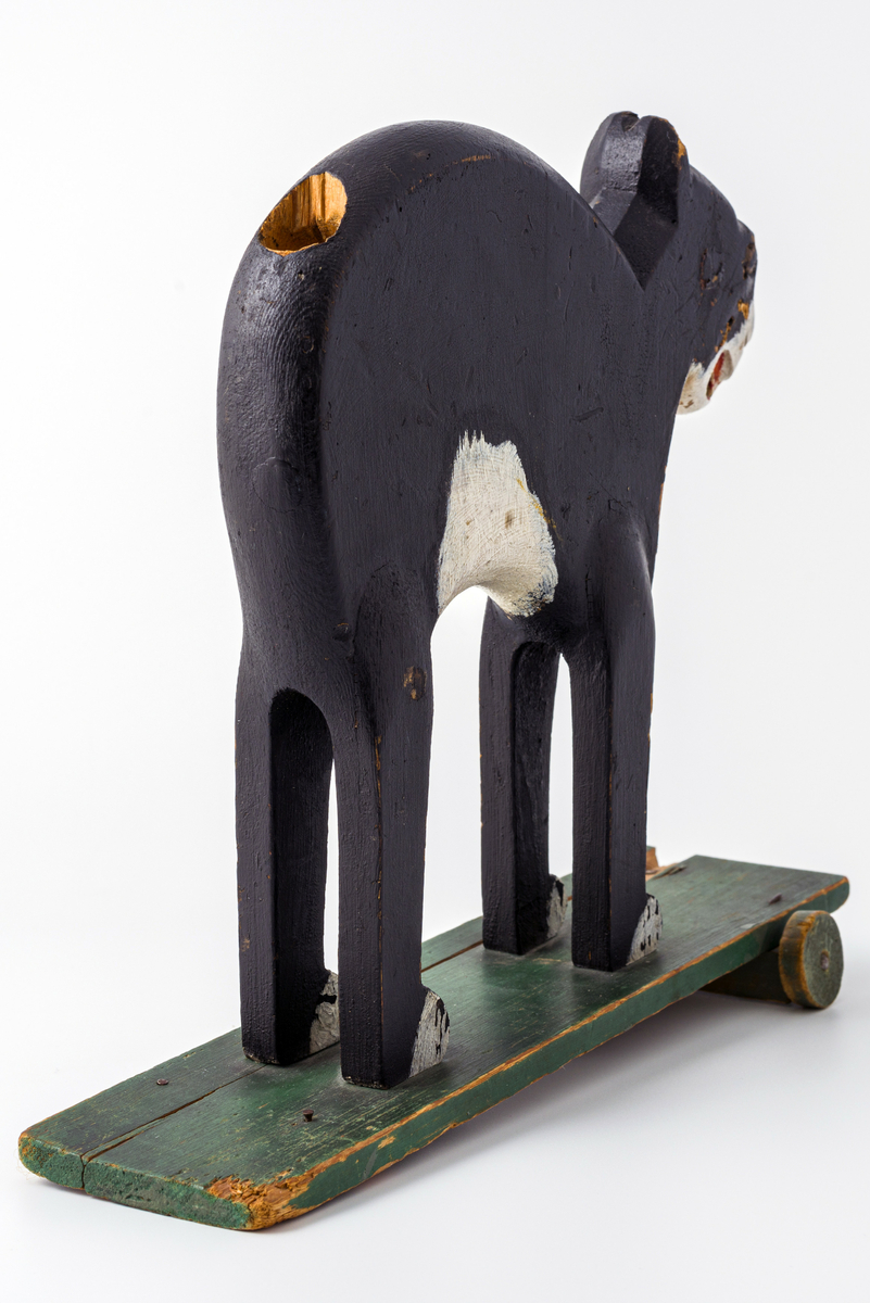 Bemalt lekekatt i tre. Har tilhørt Erik Jönsson, sønn av Sara Fabricius.