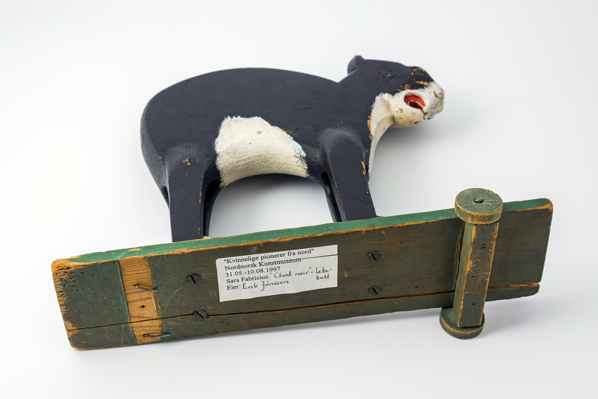 Bemalt lekekatt i tre. Har tilhørt Erik Jönsson, sønn av Sara Fabricius.