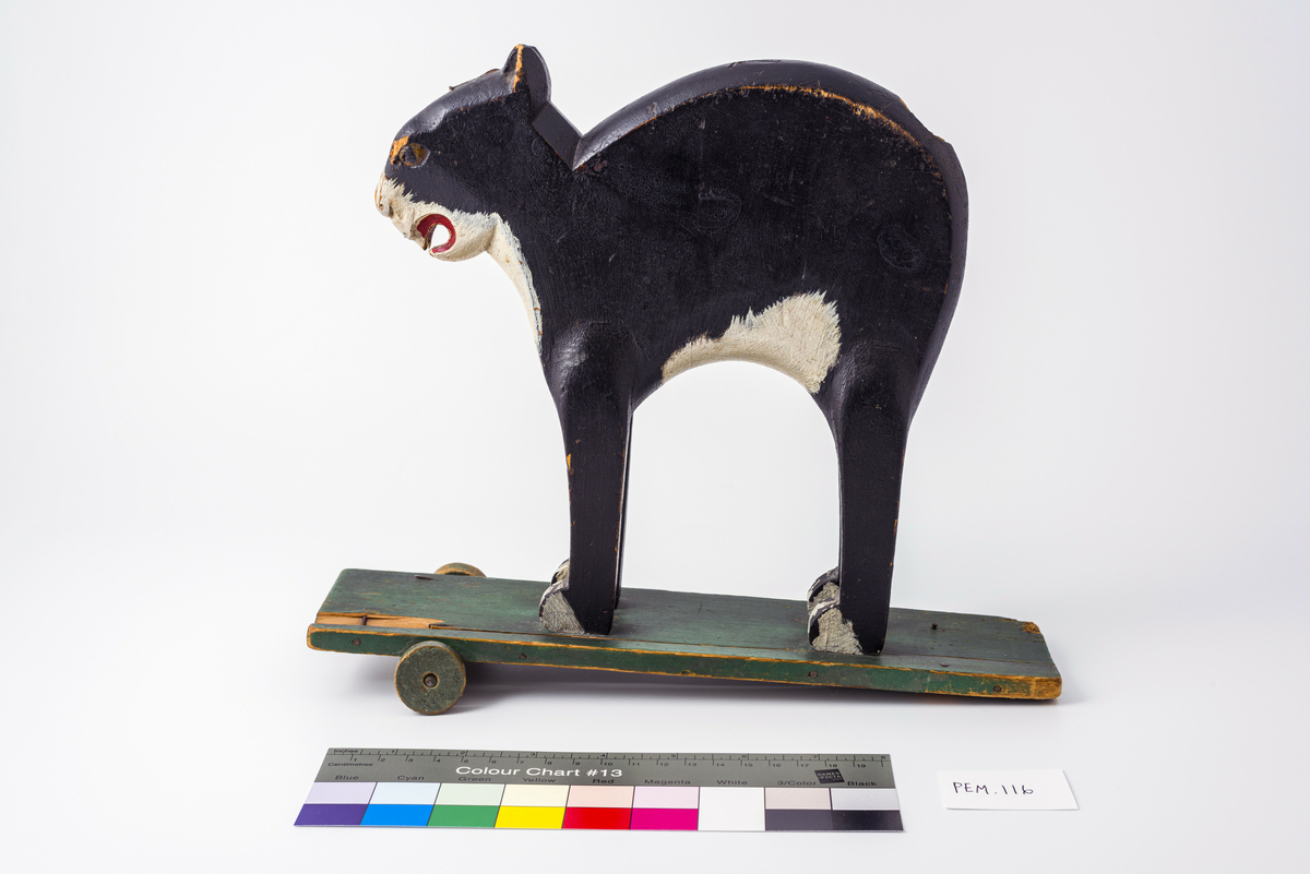 Bemalt lekekatt i tre. Har tilhørt Erik Jönsson, sønn av Sara Fabricius.