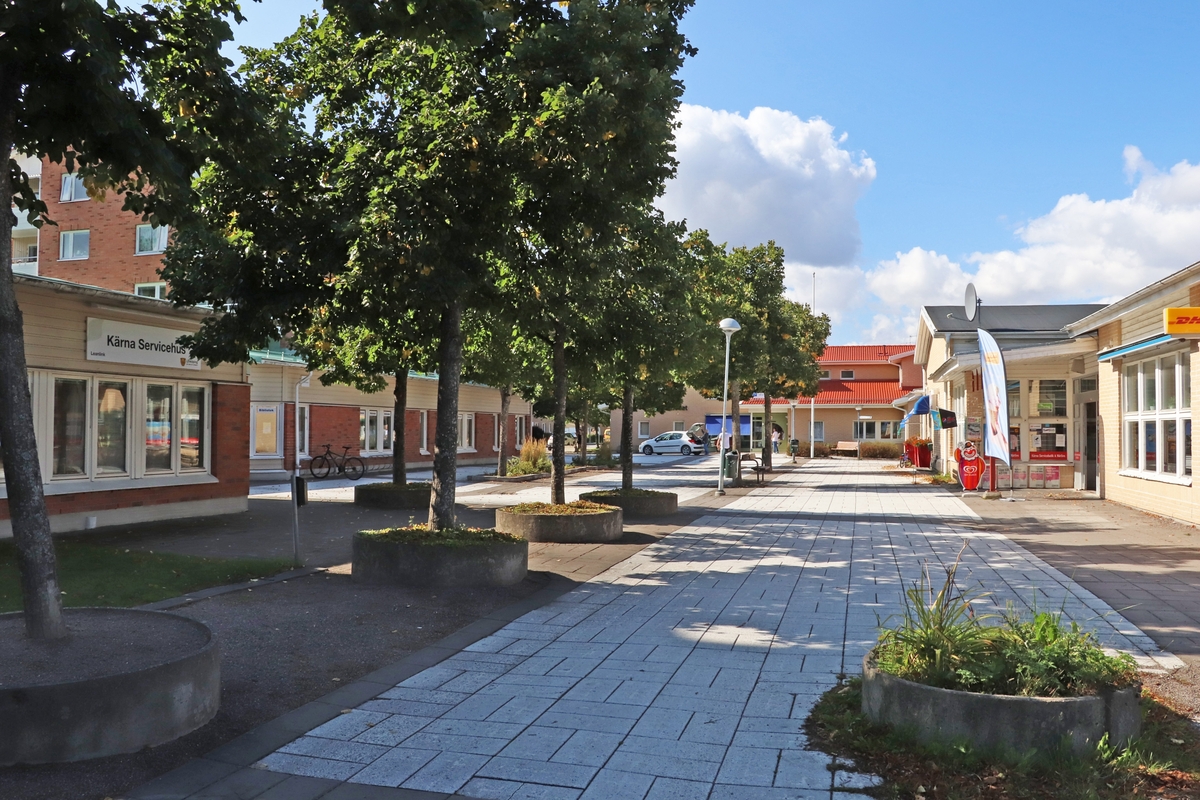 Torget i Kärna centrum i Malmslätt med bibliotek, vårdcentral, servicehus och pizzeria.

Bilder från staden Linköping, Östergötland, år 2021.