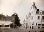 Bäckgatan - Storgatan i Växjö, ca. 1915. Cigarr-Olles och Feukska huset.