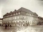 Sydsvenska Kreditaktiebolagets bank i hörnet Storgatan - Kungsgatan, ca. 1913.