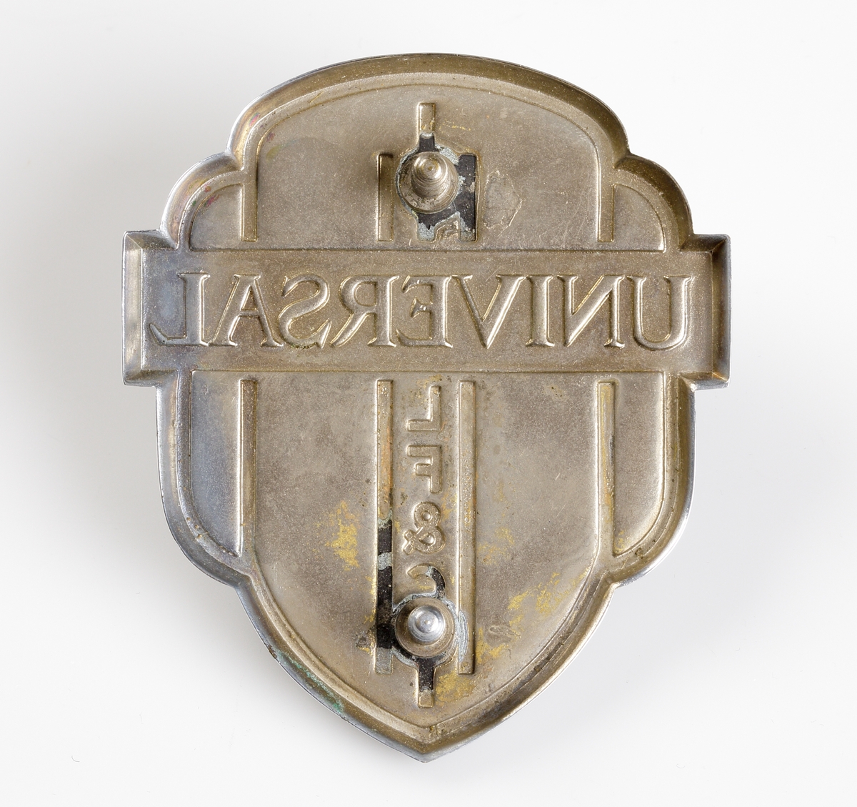 Emblem. Varumärke "UNIVERSAL LF & C”, ett företag som sålde hushållsartiklar såsom aluminiumgrytor, bestick, korkskruvar och burköppnare mm. Företaget startade 1865 av Landers, Frary & Clark i New Britain, Connecticut och såldes till General Electric Company 1965.