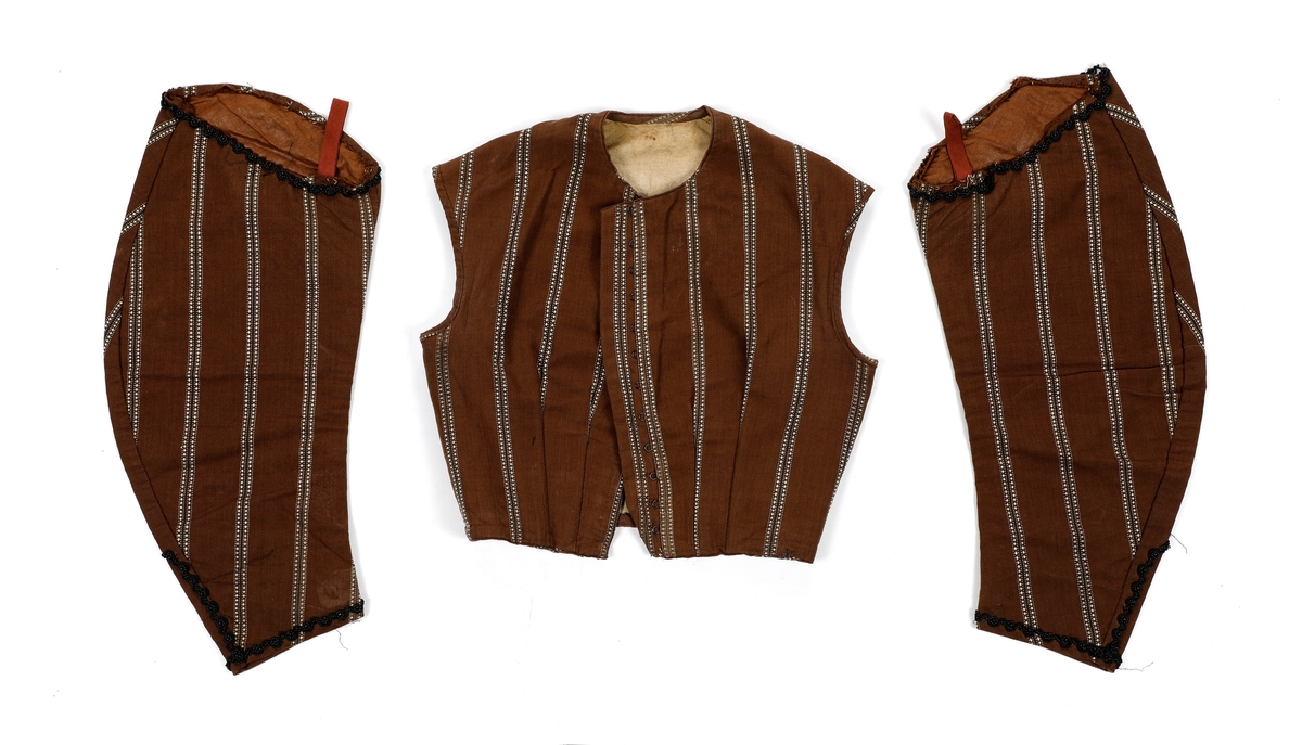 Kjoleliv i tre deler: Vest og løse ermer. Ermene har hemper øverst. Vesten er ganske kort og rekker til livet. Den er innsvingt i livet, og formsydd med spiler. Det er én spile i ryggen og to i hver side. Det er også en leggsøm i sida som gir utvidelsesmuligheter. Sidesøm og skuldersøm er noe tilbaketrukket/ligger langt bak. Kjolelivet er sydd av et lerretsvevd stoff med striper, og fôret med lerret. Ermene er dekorert med perler