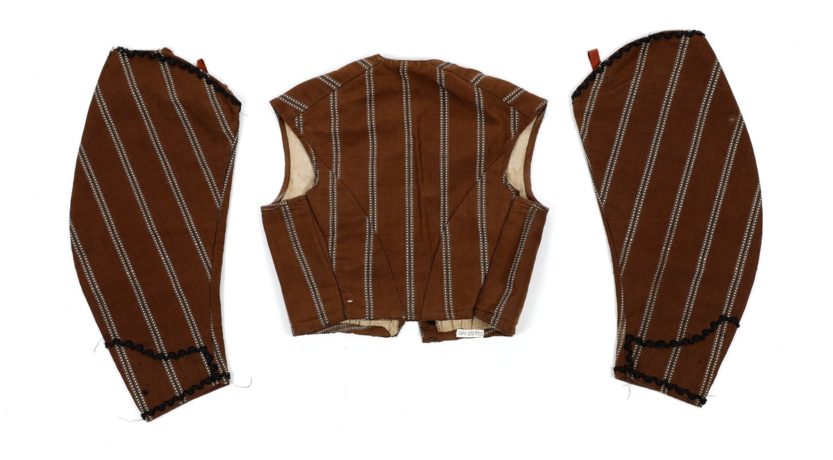 Kjoleliv i tre deler: Vest og løse ermer. Ermene har hemper øverst. Vesten er ganske kort og rekker til livet. Den er innsvingt i livet, og formsydd med spiler. Det er én spile i ryggen og to i hver side. Det er også en leggsøm i sida som gir utvidelsesmuligheter. Sidesøm og skuldersøm er noe tilbaketrukket/ligger langt bak. Kjolelivet er sydd av et lerretsvevd stoff med striper, og fôret med lerret. Ermene er dekorert med perler