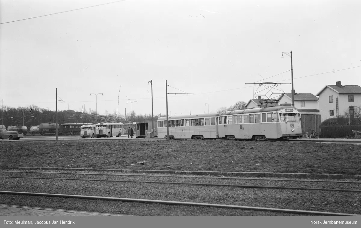 Göteborg Spårvägar sporvogn nr. 211 med tilhenger i rute nr. 5 i sløyfen ved endestasjonen Bräcke