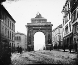 Portal til ære for Kong Haakon VII reist på Egertorget.