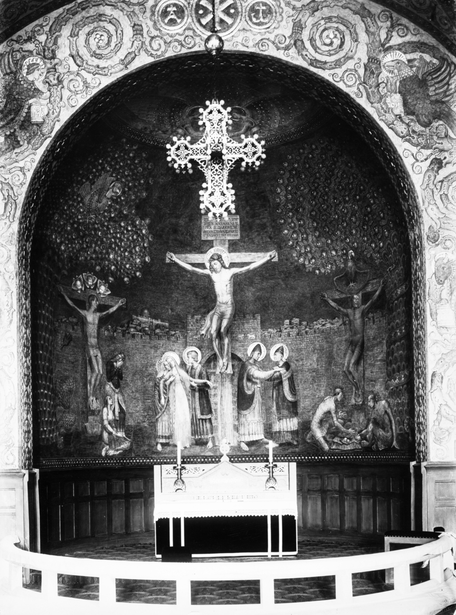 Alter med krusifiks i ukjent kirke.