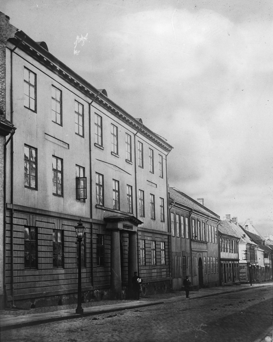 Treetasjes bygning på ukjent sted.