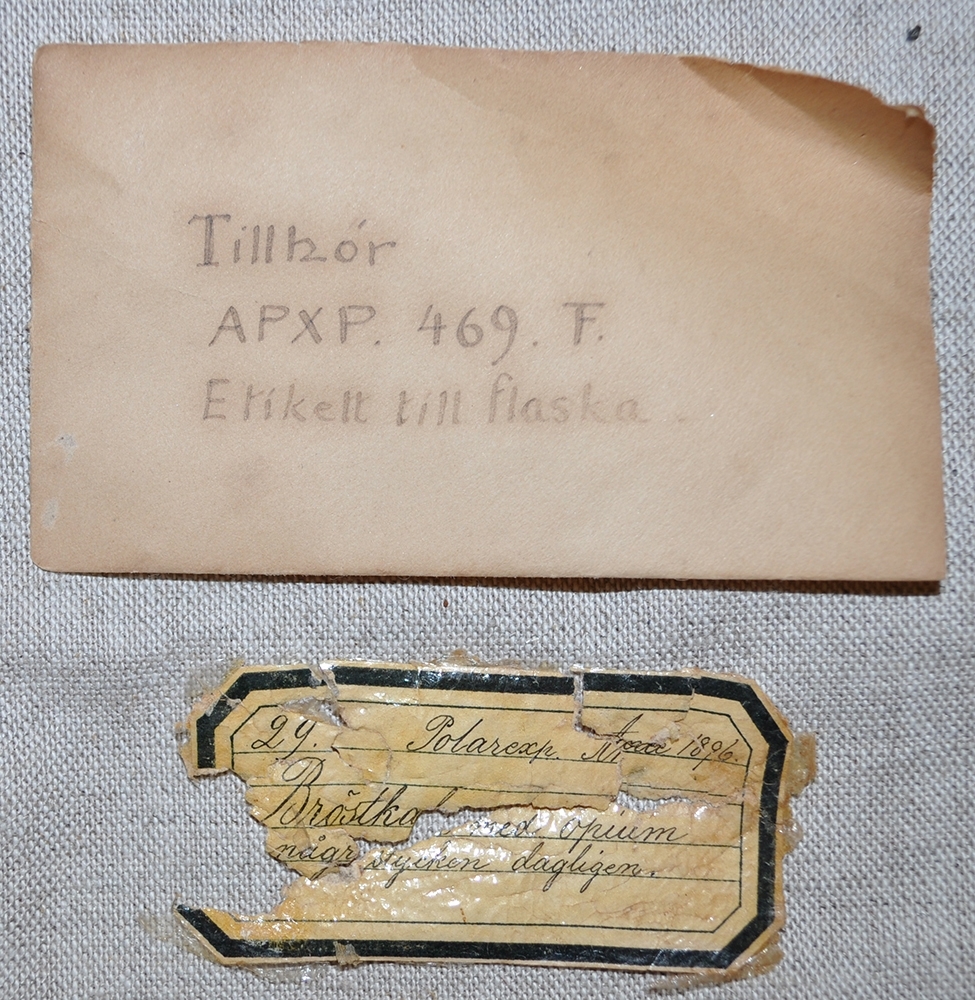 A. Gasbinda märkt med etikett. Upplindad runt ett papper från Albert Stocker i Stockholm, Svenskt köttpulver. 11,5 cm x 8,5 cm. 
B. Flaska i fodral, glasrör förslutet med en träkork. H=8,8 cm, diam=1,3 cm. Zink, borsyra.
C. Flaska i fodral, finns endast ett lock som är märkt 18.
D. Flaska i fodral. Fodral utan lock märkt 2 undertill, även flaska saknas. H=8,1 cm, diam 2,8 cm. Fodralet är trasigt.
E. Flaska i fodral. Finns ett läderytterhölje till flaskan. Etikett på glasröret med påskrift: 15 Polraexp. Andrée 1896. Jernpiller. Blandas no 150. 2 piller 3 gånger om dagen vid svaghet efter feber etc. Märkt 15 på locket.
F. Flaska i fodral med lock märkt 29. H=11,3 cm, diam=5,7 cm. Trasig flaska, locket till flaskan är helt. Lös etikett som är trasig. Handskriven med svart bläck: 29 Polarexp. Andrée 1896 Bröstka... någr... med opium...stycken dagligen. (flaskan har inehållit bröstkakor.) Etiketten förvaras i ett kuvert.
G. Flaska i fodral med lock märkt 30 ovanpå. Innehållande en flaska med kollodium. Torkad vätska i flaskan. H=11,5 cm diam=4,9 cm.
H. Flaska i fodral invändigt är det två hål, en för en flaska amt en för en pipett. Pipetten är av glas med ett skinnhölje på. Medicinflaskan har en kork. Etikett med texten: NO 21 Polarex Andrée 1896. Zinklösning till ögondroppar, 1 tablett no 3 löses i denna flaska fylld med vatten: indroppas 1 á 2 droppar ett par gånger dagligen vid snöblindhet, röda ögon. H= 11,5 cm diam= 6,1 cm.
I. Flaska i fodral med lock innehåller en trasig glasflaska med kork. Numrerad med 25. Lös etikett som är trasig och förvaras i kuvert. Text: Pola...Andrée. Citronsyra. No 25.
J. Gasbinda märkt med etikett. Upplindad runt ett papper från Albert Stocker i Stockholm, Svenskt köttpulver. 11,5 cm x 8,5 cm. 
K. Flaska i fodral med lock märkt 28. H=13 cm, diam 6 cm. Glasflaska med lock. Etikett med påskrift: polarexpedition Andrée 1896. Stimulans Hoffmans droppar. 30-60 droppar ända till en thesked vid svimning. Det finns vätska kvar i flaskan.
L. Ask med nålar.
M. Flaska i fodral med lock innehållande Beska droppar i glasflaska. Etikett där det står: Polarexpedition....drée 1896 Beska dro.... Etiketten är trasig och det går inte att läsa all text. H=14 cm diam=6,4 cm.
N. Flaska i fodral utan lock innehållande en trasig glasflaska. Ett gummiband har suttit runt fodralet vilken har fallit isär.
O. Flaska i fodral utan lock, det står no 22 under fodralet. Etikett med påskrift: Sublimat...en...1/3 liter vatten till behandling af ...till desinfektion till behandling...finnar, utslag, bölder...myggbett m. m ord af prof...
P. Gasbinda märkt med etikett.En säkerhetsnål sitter kvar som rostfärgat bindan. Rester av papper. L=11,5 cm B=8,5 cm.
Q. Flaska i fodral, rör i glas med korklock. rosa innehåll.  H=10 cm, diam=1,1 cm. fodralet märkt 17. Medicinrör innehållande 25 tabletter. Etikett med påskrift: 17 Polarexpedition Andrée 1896. bikarbonatkakor:30 st á gram 0,25 fyra á fem om dagen vid magsyra och dylikt. Mått på trätuben med lock H=19,3 cm diam= 3,8 cm.
R. Flaska i fodral. tub utan lock. Glasrör förslutna med kork. 15 tabletter i röret. Fullt rör. Etikett med påskrift: 24 Polarexpedition Andrée 1896. Natriumsalicylat. 25 st á 1.50 gram. En tablett löst i vatten 3 gånger dagligen vid rheumatism i ledgångar. Andra röret med upplösta tabletter i, etikett med påskrift:24. Polarexpedition andrée 1896. Natriumsalicylat xxv st á 1.50 gram. En tablett löst i vatten 3 gånger om dagen vid rheumatism...gånger.
S. Flaska i fodral utan lock saknar innehåll. H=13,8 cm diam=3,1 cm.
T. Flaska i fodral. fodralet har ett lock märkt 31 ovanpå. Innehållande trasig flaska som saknar etikett. H=10 cm, diam=4,5 cm.
U. Flaska i fodral med lock. Fodralet är tomt. Läderhölje sitter i fodralet samt ett gummiband runt. Det står 23 ovanpå locket. glasrör med kork. etikett där det står: no 23 Polarexpeditionen Andrée 1896. Senaps...doppas i vatten...här och hvar..som vid...magsmärtor.
V. Flaska i fodral med lock märkt 32. H= 7,7 cm. diam= 3,7 cm. Innehåller en glasflaska med lock. Trasig rosa etikett där det står: Polarexp 189...tanddroppar på bomull i ...Prof Almqvist ...1896 exp af Lundb...
W. Flaska i fodral. Fack för två medicinrör i fodralet. Ett rör saknas. Mått på fodralet: H=8,2 cm diam=5,2 cm. Locket märkt 19. Undertill märkt 19 i blyerts.. Glasflaska försluten med  kork. Etikett på flaskan med påskrift: Kongl. Hof-Apoteket Lejonet  no 19 Polarexp Andrée 1896  kokainlösning till ingnidning i ögonen vid snöblindhet. Beredes af tablett...som denna flaska.... ordinerat af profes Almqvist. sol chlor cocain 0,50/10. flaskan är tom. Under flaskan i glaset står "10".
X. Borsyrebomull.
Y. Vaxduk i paket.
Z. Borsyrebomull.  märkta med Kongl Hof Apoteket Lejonet. Borsyrebomull Wilh. Sebardt, Stockholm. H=10 cm B=6 cm, djup=5 cm.
AA. Förband.
BB. Borsyrebomull.
CC. Band, elastisk binda med fästannordning på ändarna. Metalldelar som rostat. Bindan är rostfärgad. Den är ihoprullad, och märkt med en etikett. H=5 cm, diam=4,6 cm.
DD. Bomull.
EE. Band. Rullat linneband. Två nålar sitter i änden. H=3,8 cm diam 6,8 cm.
FF. Gasbinda. 5 gasbindor som sitter ihop med hjälp av ett gummiband. Gummibandet har torkat sönder. Diameter=11 cm.
GG. Bomull. Etikett som delvis är skadad "Kongl Hof-Apoteket Lejoneet kem. ren.... H=8 cm B=5 cm Dj=4,5 cm
HH. Isblåsa, märkt med etikett. Veckad tygpåse med lock av metall. L=22,5 cm diam=6 cm.
II. Gasbinda.
KK. Borsyrebomull. 3 förpackningar märkta med museets etiketter. Har pappersförpackningar märkta med Kongl Hof Apoteket Lejonet. Borsyrebomull Wilh. Sebardt, Stockholm. Paketet inslaget i tråd. Mått: H=12 cm B=7,5 cm, dj 6,5 cm.
LL. Gasbinda.
MM. Delar av låda, medicinlåda av trä.
NN. Kompresser.