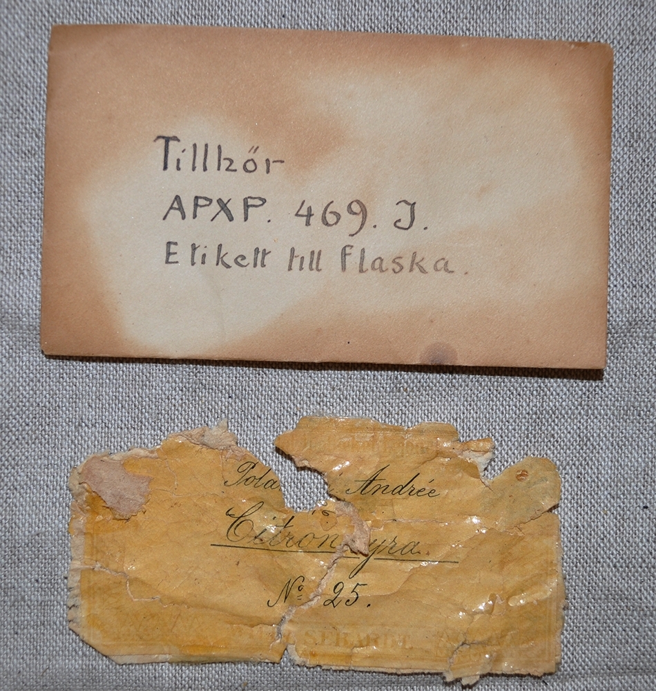 A. Gasbinda märkt med etikett. Upplindad runt ett papper från Albert Stocker i Stockholm, Svenskt köttpulver. 11,5 cm x 8,5 cm. 
B. Flaska i fodral, glasrör förslutet med en träkork. H=8,8 cm, diam=1,3 cm. Zink, borsyra.
C. Flaska i fodral, finns endast ett lock som är märkt 18.
D. Flaska i fodral. Fodral utan lock märkt 2 undertill, även flaska saknas. H=8,1 cm, diam 2,8 cm. Fodralet är trasigt.
E. Flaska i fodral. Finns ett läderytterhölje till flaskan. Etikett på glasröret med påskrift: 15 Polraexp. Andrée 1896. Jernpiller. Blandas no 150. 2 piller 3 gånger om dagen vid svaghet efter feber etc. Märkt 15 på locket.
F. Flaska i fodral med lock märkt 29. H=11,3 cm, diam=5,7 cm. Trasig flaska, locket till flaskan är helt. Lös etikett som är trasig. Handskriven med svart bläck: 29 Polarexp. Andrée 1896 Bröstka... någr... med opium...stycken dagligen. (flaskan har inehållit bröstkakor.) Etiketten förvaras i ett kuvert.
G. Flaska i fodral med lock märkt 30 ovanpå. Innehållande en flaska med kollodium. Torkad vätska i flaskan. H=11,5 cm diam=4,9 cm.
H. Flaska i fodral invändigt är det två hål, en för en flaska amt en för en pipett. Pipetten är av glas med ett skinnhölje på. Medicinflaskan har en kork. Etikett med texten: NO 21 Polarex Andrée 1896. Zinklösning till ögondroppar, 1 tablett no 3 löses i denna flaska fylld med vatten: indroppas 1 á 2 droppar ett par gånger dagligen vid snöblindhet, röda ögon. H= 11,5 cm diam= 6,1 cm.
I. Flaska i fodral med lock innehåller en trasig glasflaska med kork. Numrerad med 25. Lös etikett som är trasig och förvaras i kuvert. Text: Pola...Andrée. Citronsyra. No 25.
J. Gasbinda märkt med etikett. Upplindad runt ett papper från Albert Stocker i Stockholm, Svenskt köttpulver. 11,5 cm x 8,5 cm. 
K. Flaska i fodral med lock märkt 28. H=13 cm, diam 6 cm. Glasflaska med lock. Etikett med påskrift: polarexpedition Andrée 1896. Stimulans Hoffmans droppar. 30-60 droppar ända till en thesked vid svimning. Det finns vätska kvar i flaskan.
L. Ask med nålar.
M. Flaska i fodral med lock innehållande Beska droppar i glasflaska. Etikett där det står: Polarexpedition....drée 1896 Beska dro.... Etiketten är trasig och det går inte att läsa all text. H=14 cm diam=6,4 cm.
N. Flaska i fodral utan lock innehållande en trasig glasflaska. Ett gummiband har suttit runt fodralet vilken har fallit isär.
O. Flaska i fodral utan lock, det står no 22 under fodralet. Etikett med påskrift: Sublimat...en...1/3 liter vatten till behandling af ...till desinfektion till behandling...finnar, utslag, bölder...myggbett m. m ord af prof...
P. Gasbinda märkt med etikett.En säkerhetsnål sitter kvar som rostfärgat bindan. Rester av papper. L=11,5 cm B=8,5 cm.
Q. Flaska i fodral, rör i glas med korklock. rosa innehåll.  H=10 cm, diam=1,1 cm. fodralet märkt 17. Medicinrör innehållande 25 tabletter. Etikett med påskrift: 17 Polarexpedition Andrée 1896. bikarbonatkakor:30 st á gram 0,25 fyra á fem om dagen vid magsyra och dylikt. Mått på trätuben med lock H=19,3 cm diam= 3,8 cm.
R. Flaska i fodral. tub utan lock. Glasrör förslutna med kork. 15 tabletter i röret. Fullt rör. Etikett med påskrift: 24 Polarexpedition Andrée 1896. Natriumsalicylat. 25 st á 1.50 gram. En tablett löst i vatten 3 gånger dagligen vid rheumatism i ledgångar. Andra röret med upplösta tabletter i, etikett med påskrift:24. Polarexpedition andrée 1896. Natriumsalicylat xxv st á 1.50 gram. En tablett löst i vatten 3 gånger om dagen vid rheumatism...gånger.
S. Flaska i fodral utan lock saknar innehåll. H=13,8 cm diam=3,1 cm.
T. Flaska i fodral. fodralet har ett lock märkt 31 ovanpå. Innehållande trasig flaska som saknar etikett. H=10 cm, diam=4,5 cm.
U. Flaska i fodral med lock. Fodralet är tomt. Läderhölje sitter i fodralet samt ett gummiband runt. Det står 23 ovanpå locket. glasrör med kork. etikett där det står: no 23 Polarexpeditionen Andrée 1896. Senaps...doppas i vatten...här och hvar..som vid...magsmärtor.
V. Flaska i fodral med lock märkt 32. H= 7,7 cm. diam= 3,7 cm. Innehåller en glasflaska med lock. Trasig rosa etikett där det står: Polarexp 189...tanddroppar på bomull i ...Prof Almqvist ...1896 exp af Lundb...
W. Flaska i fodral. Fack för två medicinrör i fodralet. Ett rör saknas. Mått på fodralet: H=8,2 cm diam=5,2 cm. Locket märkt 19. Undertill märkt 19 i blyerts.. Glasflaska försluten med  kork. Etikett på flaskan med påskrift: Kongl. Hof-Apoteket Lejonet  no 19 Polarexp Andrée 1896  kokainlösning till ingnidning i ögonen vid snöblindhet. Beredes af tablett...som denna flaska.... ordinerat af profes Almqvist. sol chlor cocain 0,50/10. flaskan är tom. Under flaskan i glaset står "10".
X. Borsyrebomull.
Y. Vaxduk i paket.
Z. Borsyrebomull.  märkta med Kongl Hof Apoteket Lejonet. Borsyrebomull Wilh. Sebardt, Stockholm. H=10 cm B=6 cm, djup=5 cm.
AA. Förband.
BB. Borsyrebomull.
CC. Band, elastisk binda med fästannordning på ändarna. Metalldelar som rostat. Bindan är rostfärgad. Den är ihoprullad, och märkt med en etikett. H=5 cm, diam=4,6 cm.
DD. Bomull.
EE. Band. Rullat linneband. Två nålar sitter i änden. H=3,8 cm diam 6,8 cm.
FF. Gasbinda. 5 gasbindor som sitter ihop med hjälp av ett gummiband. Gummibandet har torkat sönder. Diameter=11 cm.
GG. Bomull. Etikett som delvis är skadad "Kongl Hof-Apoteket Lejoneet kem. ren.... H=8 cm B=5 cm Dj=4,5 cm
HH. Isblåsa, märkt med etikett. Veckad tygpåse med lock av metall. L=22,5 cm diam=6 cm.
II. Gasbinda.
KK. Borsyrebomull. 3 förpackningar märkta med museets etiketter. Har pappersförpackningar märkta med Kongl Hof Apoteket Lejonet. Borsyrebomull Wilh. Sebardt, Stockholm. Paketet inslaget i tråd. Mått: H=12 cm B=7,5 cm, dj 6,5 cm.
LL. Gasbinda.
MM. Delar av låda, medicinlåda av trä.
NN. Kompresser.