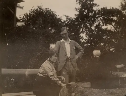 Bland stafflier, penslar och paletter – hemma hos familjen Jenny Nyström – Stoopendaal