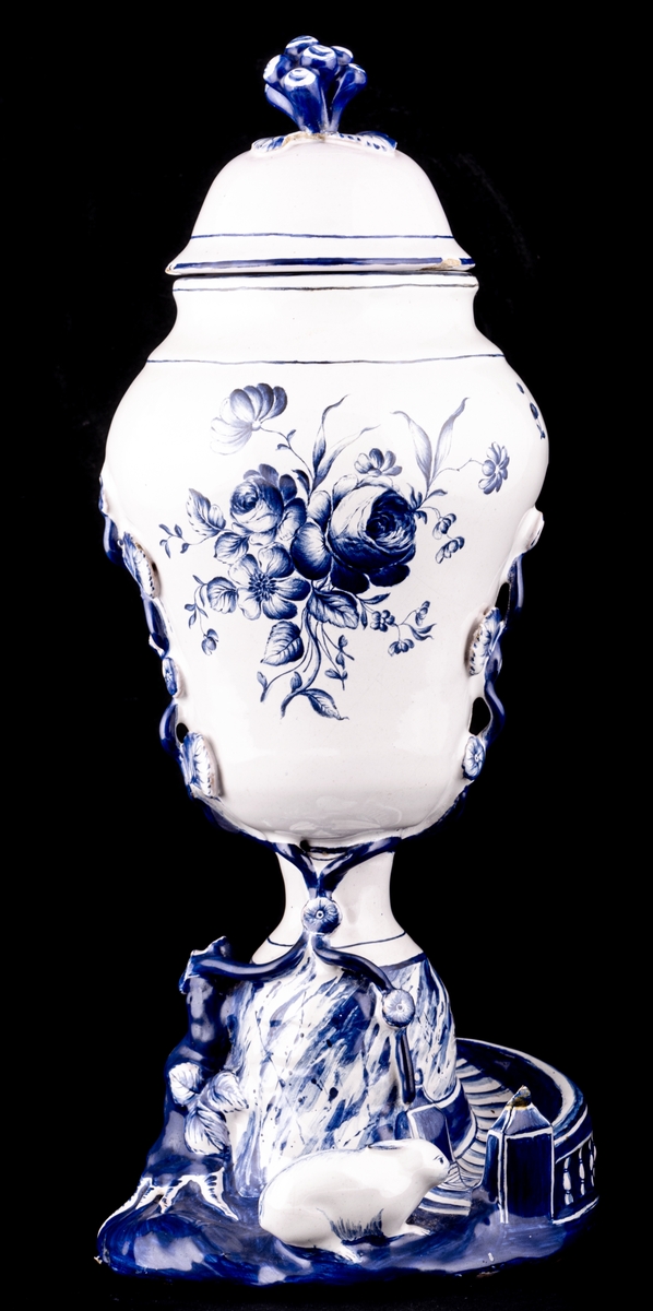 Urna med lock, "Kaninvaser". dekor i blått. Märkt: NB 15/12 -75. P 4 W. Ingår i ett par.