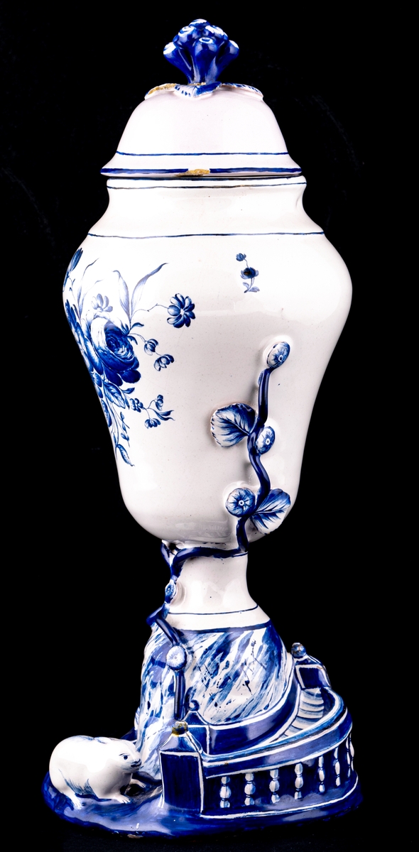 Urna med lock, "Kaninvaser". dekor i blått. Märkt: NB 15/12 -75. P 4 W. Ingår i ett par.