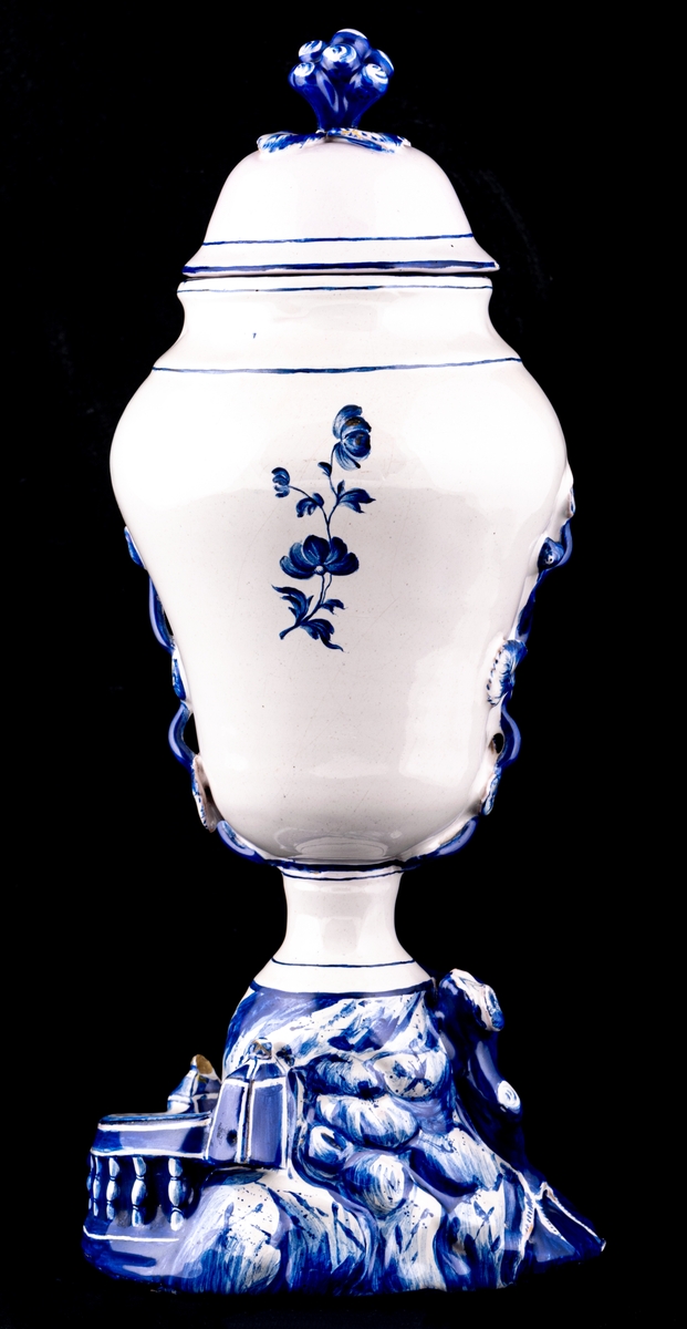 Urna med lock, "Kaninvaser". dekor i blått. Märkt: NB 15/12 -75. P 4 W. Ingår i ett par.