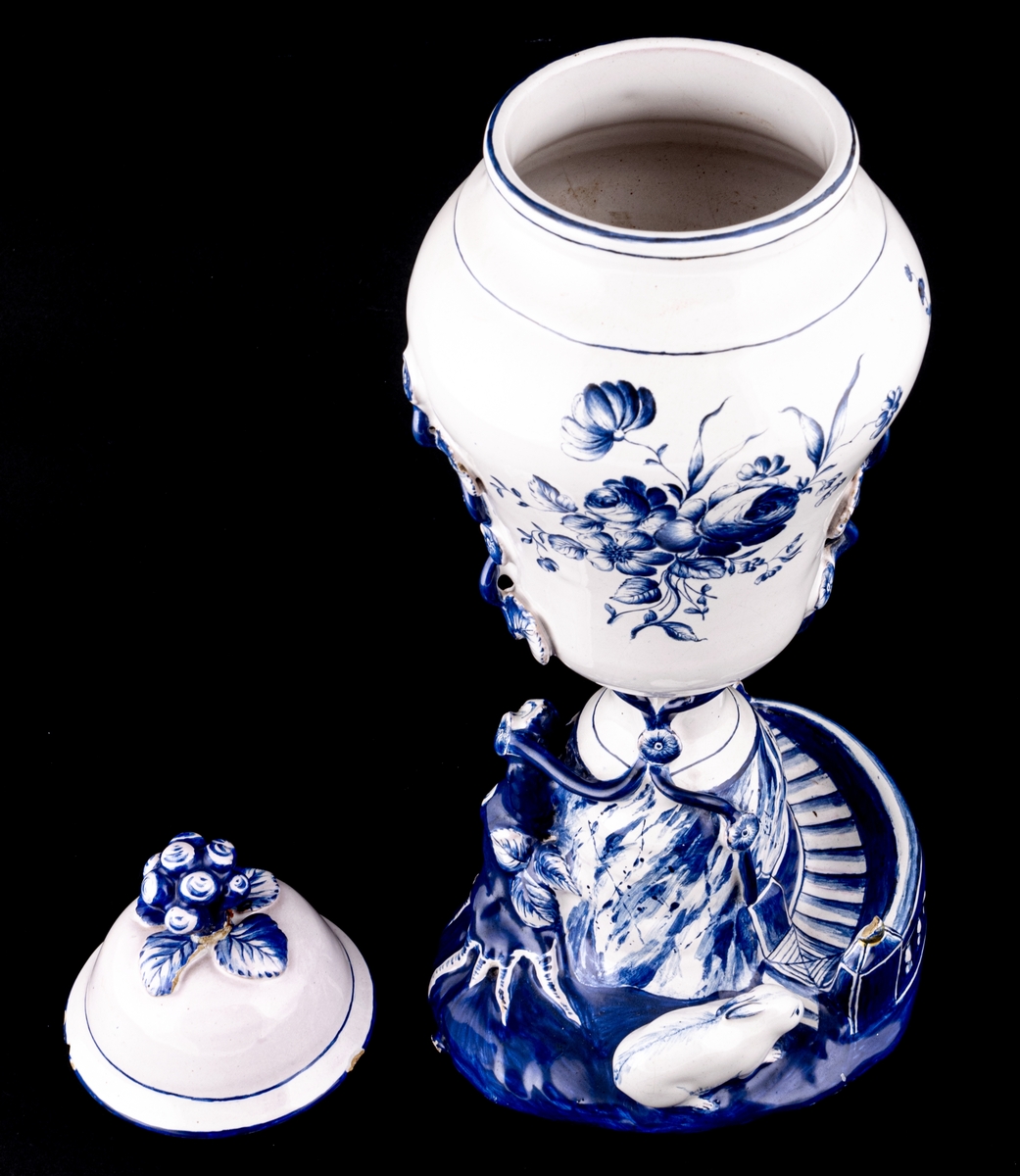 Urna med lock, "Kaninvaser". dekor i blått. Märkt: NB 15/12 -75. P 4 W. Ingår i ett par.