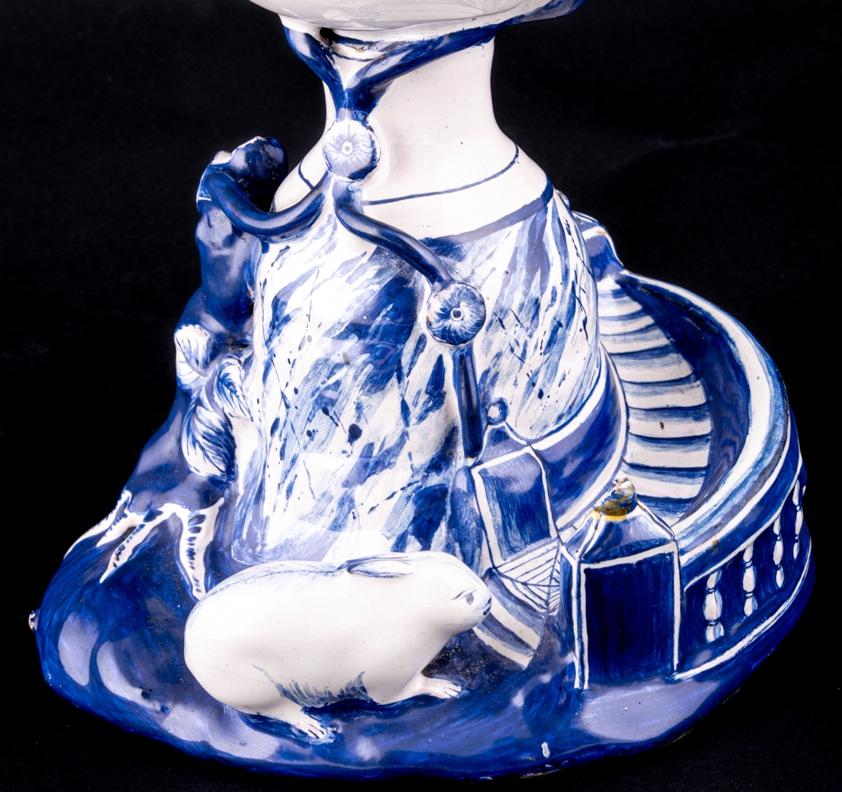 Urna med lock, "Kaninvaser". dekor i blått. Märkt: NB 15/12 -75. P 4 W. Ingår i ett par.