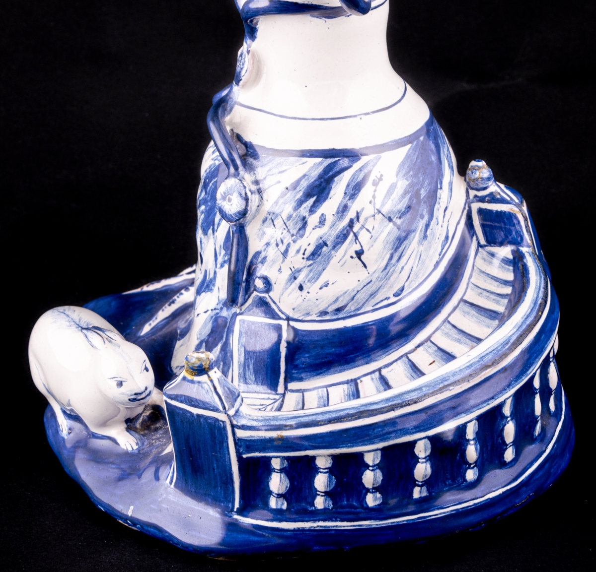 Urna med lock, "Kaninvaser". dekor i blått. Märkt: NB 15/12 -75. P 4 W. Ingår i ett par.