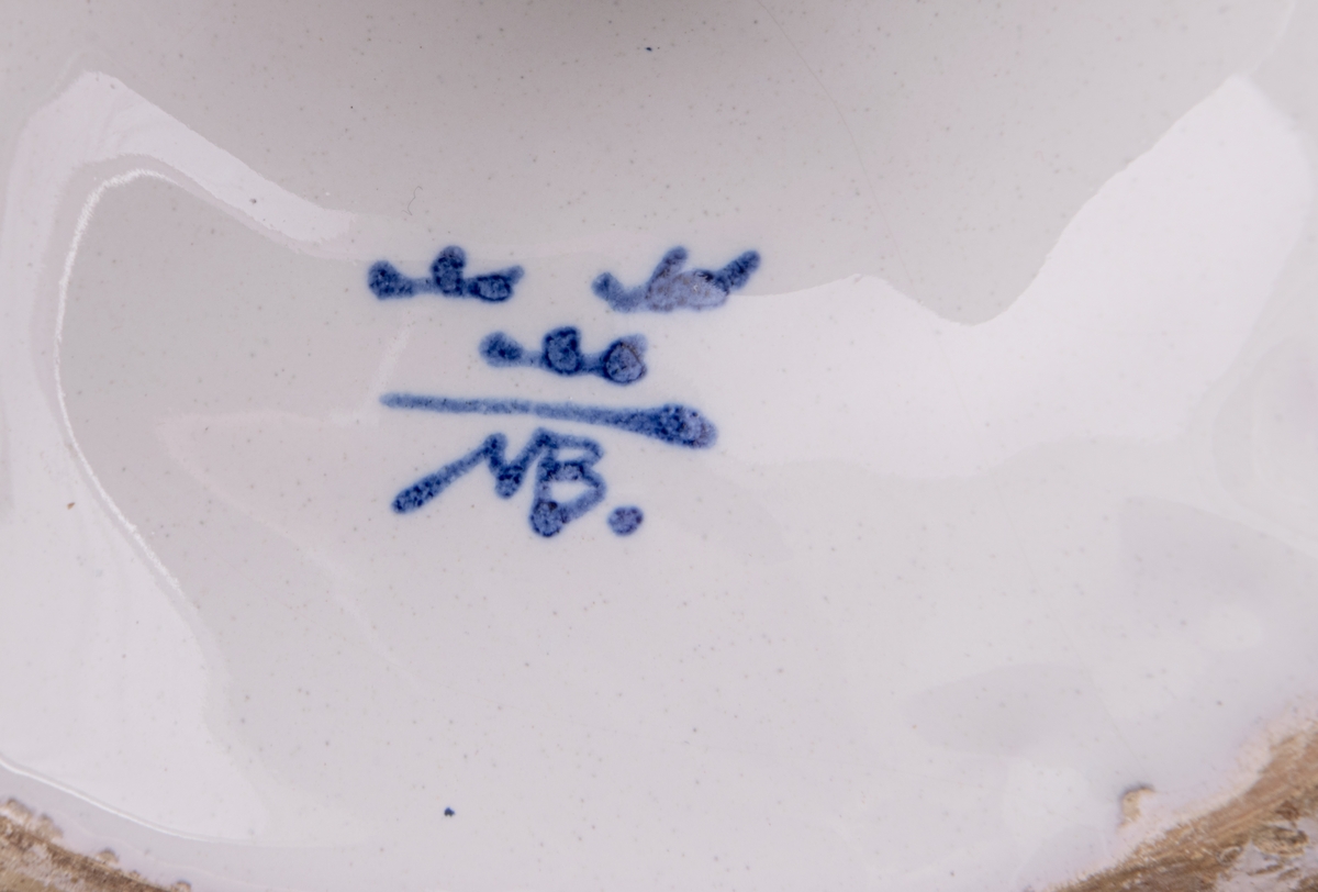 Urna med lock, "Kaninvaser". dekor i blått. Märkt: NB 15/12 -75. P 4 W. Ingår i ett par.