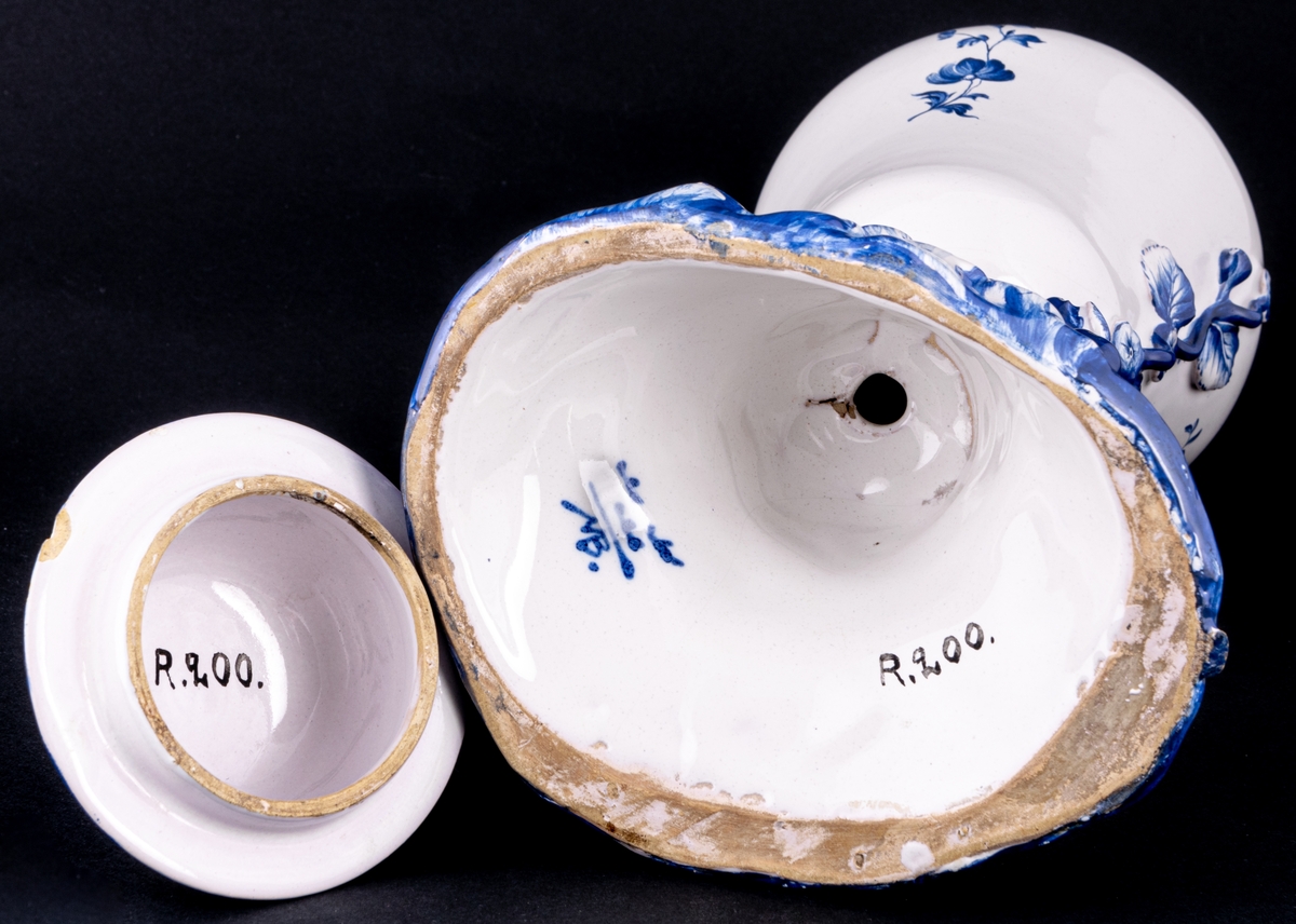 Urna med lock, "Kaninvaser". dekor i blått. Märkt: NB 15/12 -75. P 4 W. Ingår i ett par.