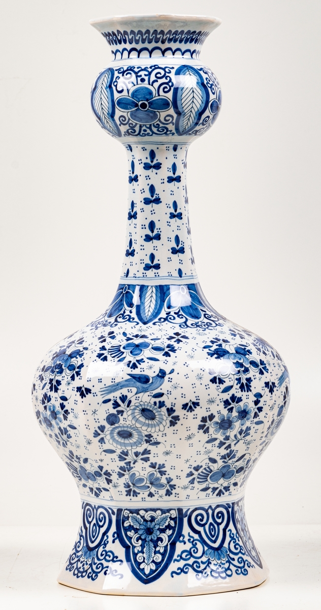 Urna, fajans, blå dekor. Märkt: B, 56, 5. Barock. Ingår i ett par.