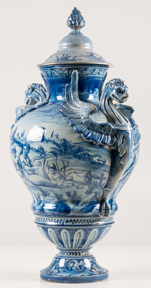 Urna, fajans med gripar, dekor i blått. Märkt med en tupp och 22. Florens.