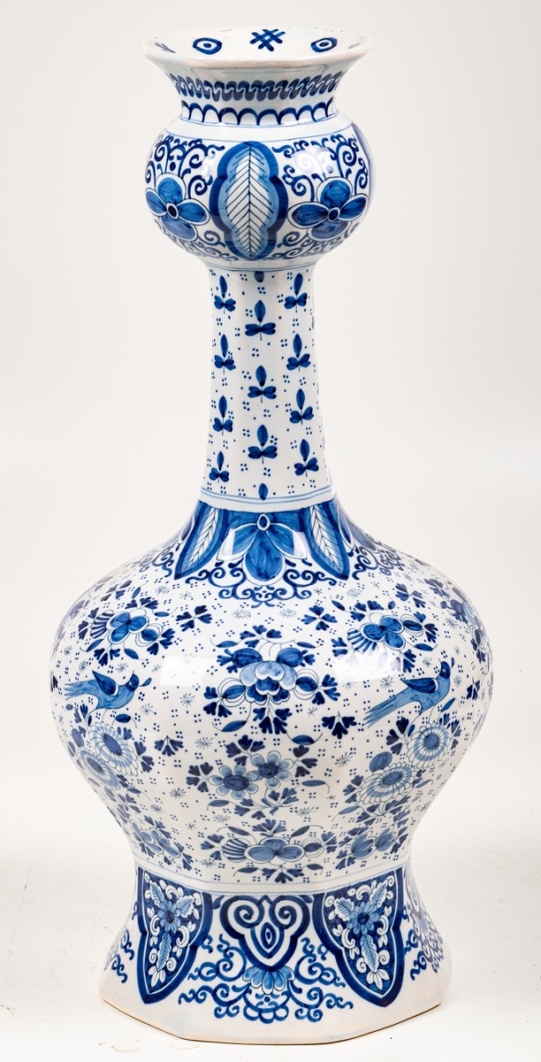 Urna, fajans, blå dekor. Märkt: B, 56, 5. Barock. Ingår i ett par.