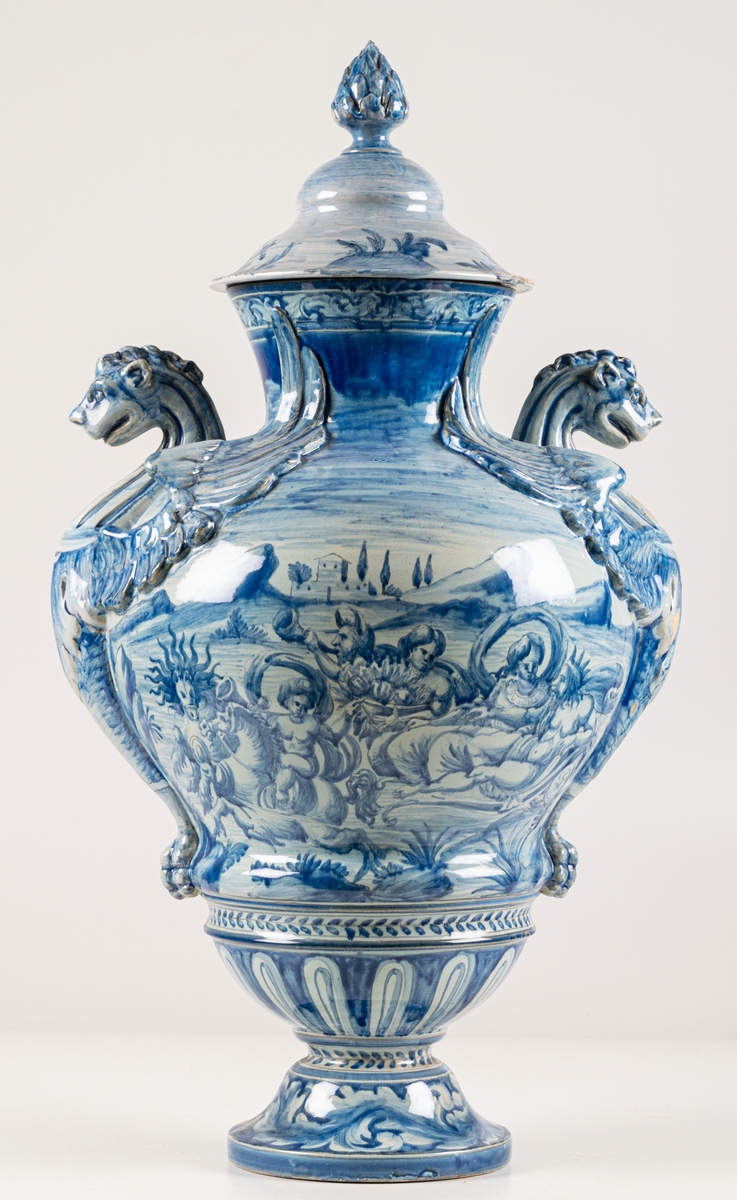 Urna, fajans med gripar, dekor i blått. Märkt med en tupp och 22. Florens.