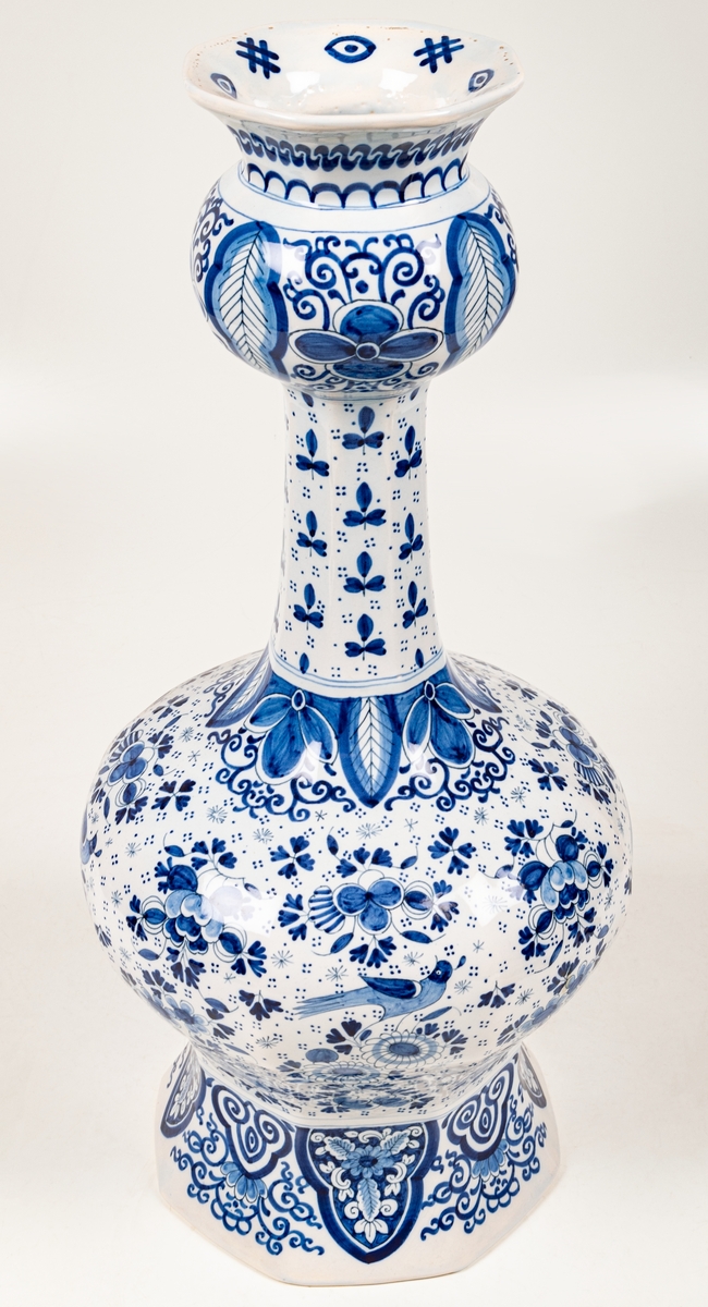 Urna, fajans, blå dekor. Märkt: B, 56, 5. Barock. Ingår i ett par.