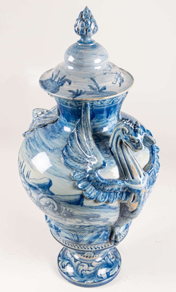 Urna, fajans med gripar, dekor i blått. Märkt med en tupp och 22. Florens.