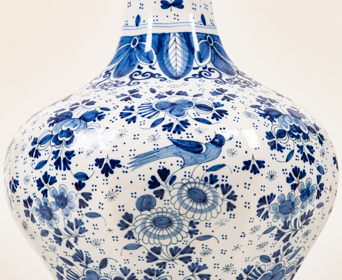 Urna, fajans, blå dekor. Märkt: B, 56, 5. Barock. Ingår i ett par.