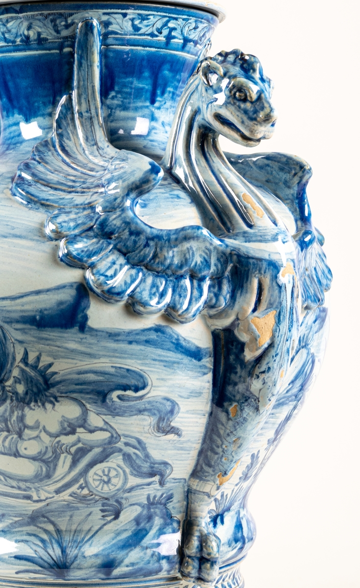 Urna, fajans med gripar, dekor i blått. Märkt med en tupp och 22. Florens.