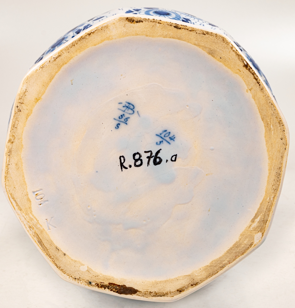 Urna, fajans, blå dekor. Märkt: B, 56, 5. Barock. Ingår i ett par.