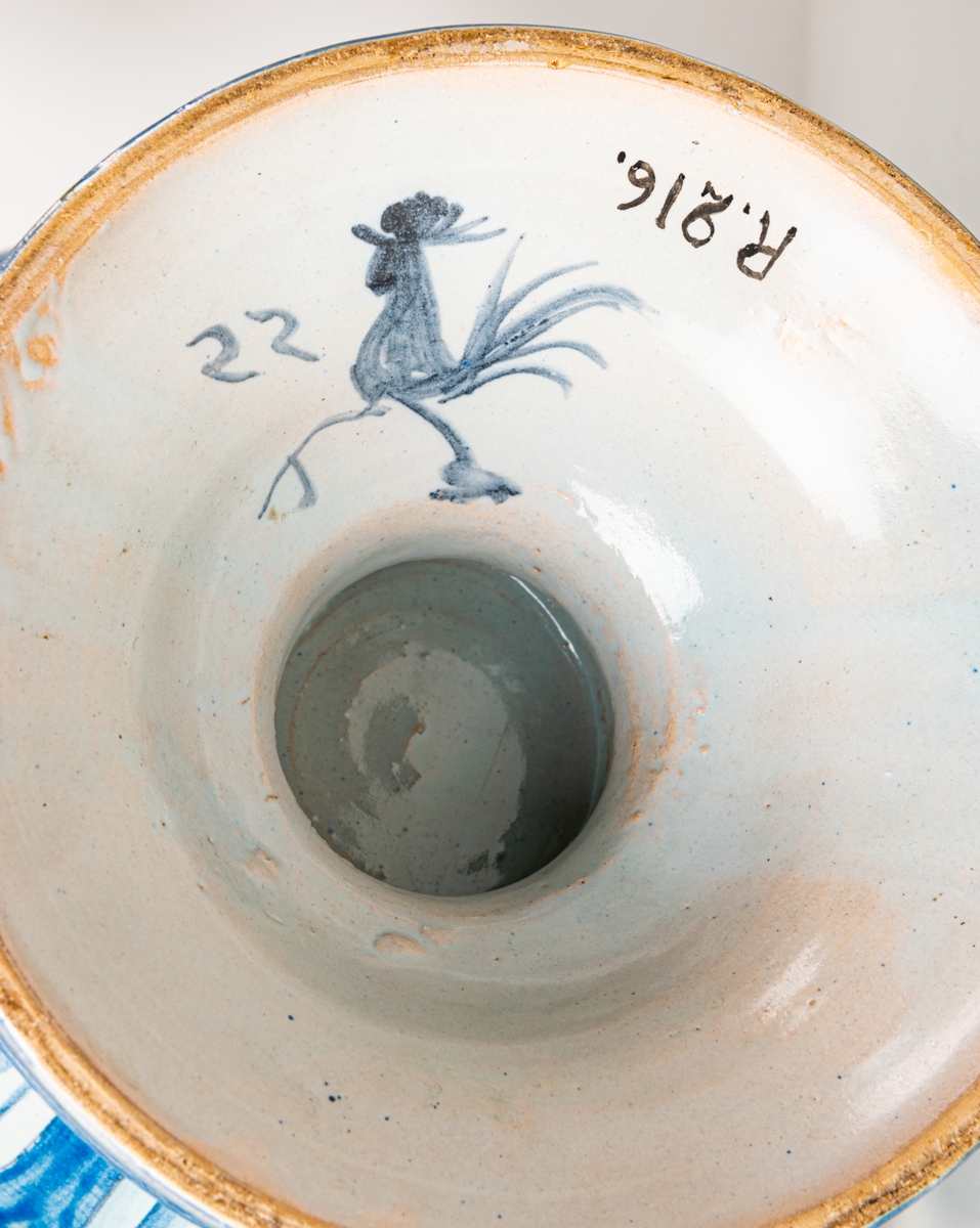 Urna, fajans med gripar, dekor i blått. Märkt med en tupp och 22. Florens.