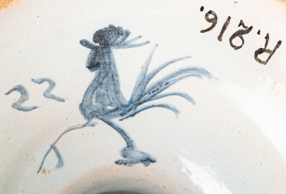 Urna, fajans med gripar, dekor i blått. Märkt med en tupp och 22. Florens.