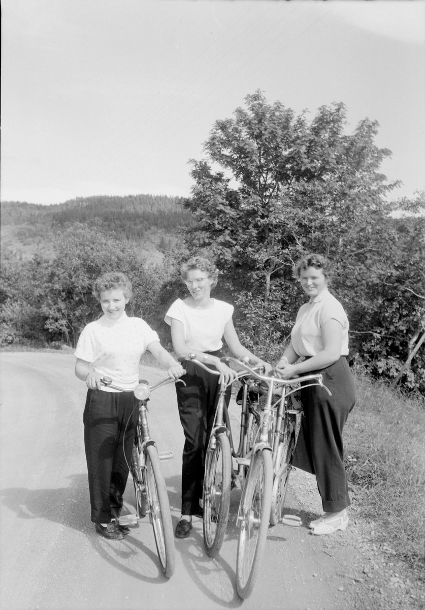 Tre kvinner på sykkeltur
